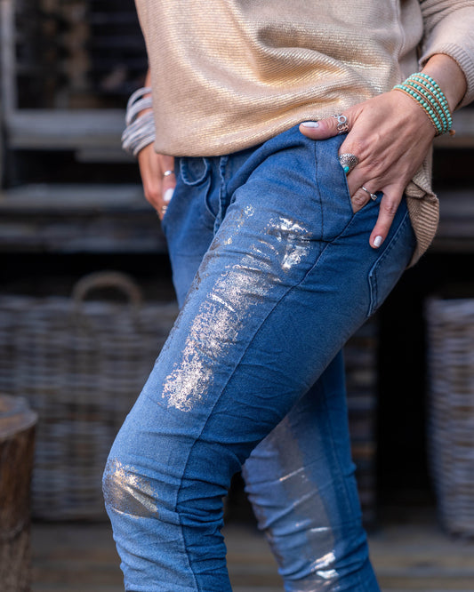 The perfect fusion of casual comfort and glamorous style. Whether you're running errands, meeting friends, or enjoying a night out, these pants ensure you look effortlessly chic and feel incredibly comfortable. The metallic foil decals add a touch of elegance, transforming a classic look into a fashion-forward statement