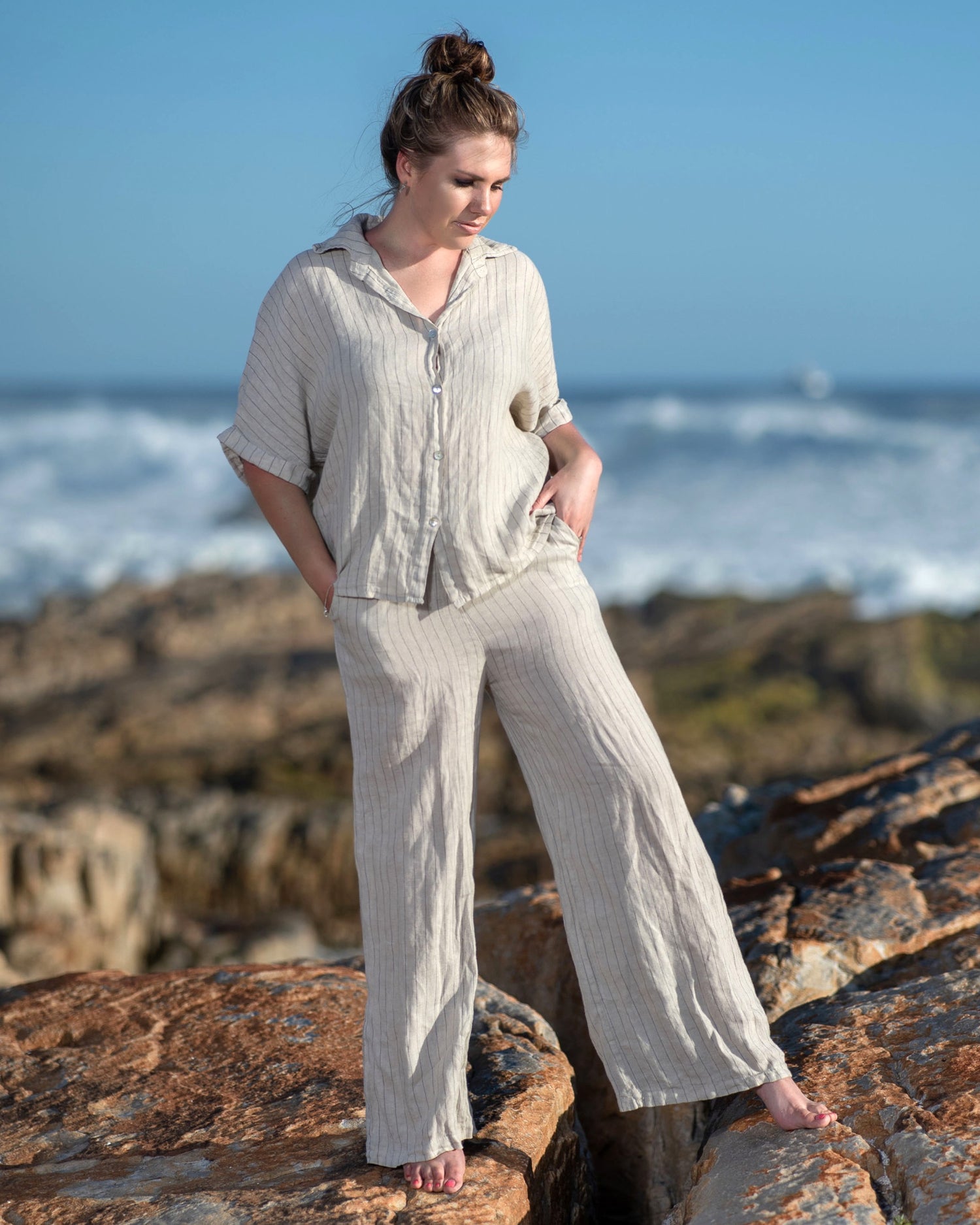 The top's relaxed yet tailored cut flatters your figure without feeling restrictive. Crafted from premium linen, this top offers the ultimate in comfort for warm days. Perfect for an on-the-go look